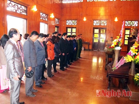 .Các đại biểu thắp hương tưởng niệm trước khai mạc..