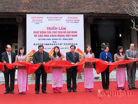 Đại biểu cắt băng khánh thành.