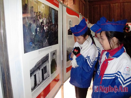 Các em học sinh trường THCS Kim Liên, Nam Đàn xem tranh triển lãm