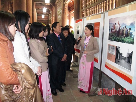 Thuyết minh viên thuyết minh tại triển lãm