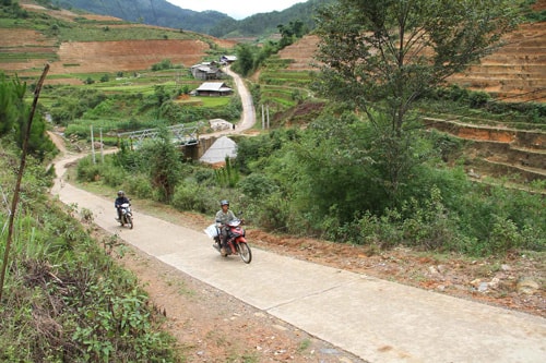 Đường giao thông của xã La Pán Tẩn (huyện Mù Cang Chải) - xã điển hình về xây dựng NTM, đã được bê tông hóa.