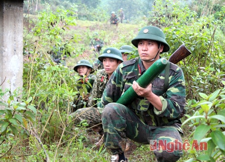 Cán bộ, chiến sỹ Trung đoàn 764 chiếm lĩnh trận địa xuất phát tiến công. Ảnh: Chiến Thắng