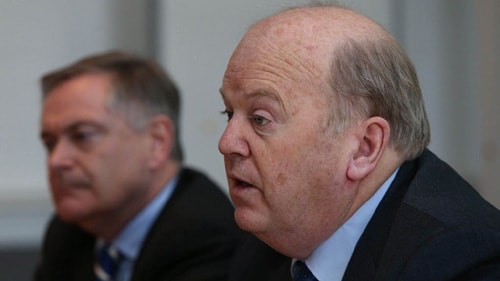 Bộ trưởng Tài chính Ireland  Michael Noonan (phải) cảm ơn người dân nước này đã ủng hộ Chính phủ trong giai đoạn suy thoái. Ảnh: AP