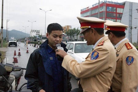 CSGT tại Quảng Ninh dùng máy đo nồng độ cồn kiểm tra một người đi xe máy.