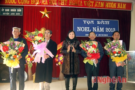 anh dao huyen tang hoa va qua cho linh muc xu quan lang