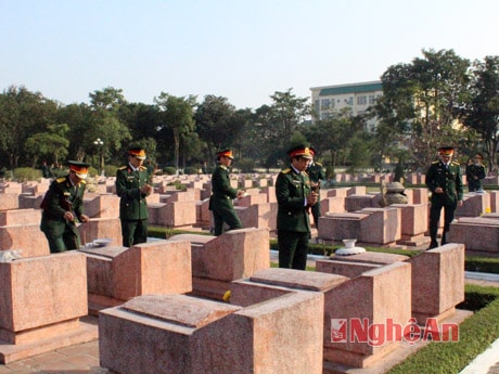 Cán bộ, nhân viên Bộ CHQS tỉnh thắm hương từng phần mộ tại nghĩa trang Thành Phố Vinh