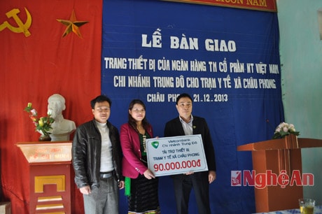 Lãnh đạo Chi nhánh Ngân hàng Ngoại thương Trung đo trao thiết bị y tế chp đại diện UBND và Trạm xá xã