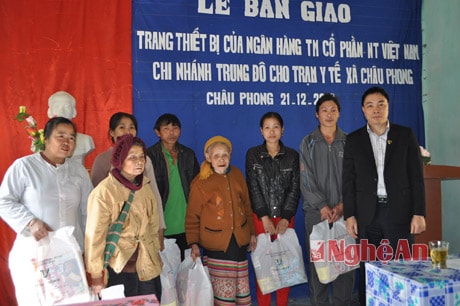 Tặng quà cho 10 hộ nghèo của xã Châu Phong