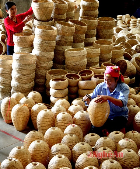 Làm mây tre đan tại doanh nghiệp Đức Phong  của CCB Thái Đại Phong. Ảnh: Xuân Nhường