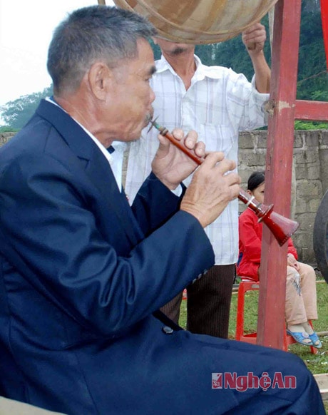 Nghệ nhân  Trương Sông Hương và chiếc kèn truyền thống.