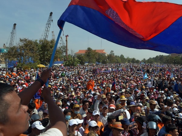 Người ủng hộ đảng CNRP đối lập tuần hành nhân kỷ niệm 65 năm Ngày Nhân quyền Quốc tế. (Nguồn: AFP/TTXVN)