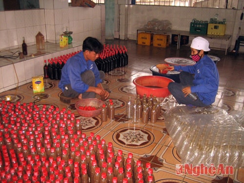 Đóng chai nước mắm Vạn phần tại Công ty Cổ phần thuỷ sản Vạn Phần Ảnh: Văn trường