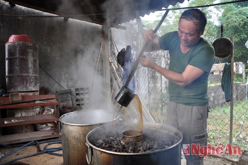 Ông Trung đang nấu cao hà thủ ô