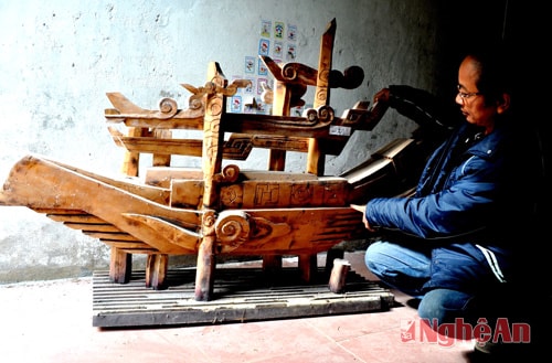 Họa sỹ Ngô Phi Công bên tác phẩm Chiến thắng Bạch Đằng.