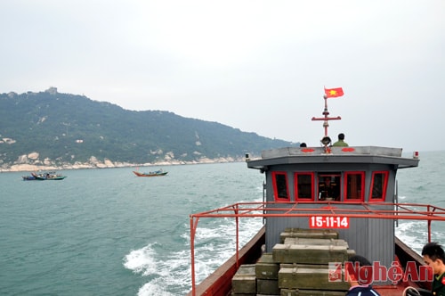 Chuyến tàu chở nhu yếu phẩm chuẩn bị cập đảo