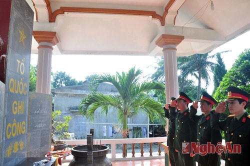 Phút tưởng niệm các anh hùng liệt sỹ tại Đài tưởng niệm liệt sỹ của Đảo