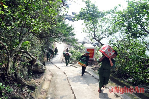 Vận chuyển hàng hóa lên đảo