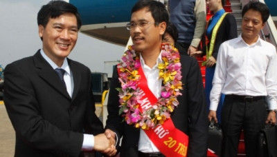  Lãnh đạo Cảng hàng không Tân Sơn Nhất chúc mừng vị hành khách thứ 20 triệu thông qua Cảng hàng không Tân Sơn Nhất trong năm 2013.