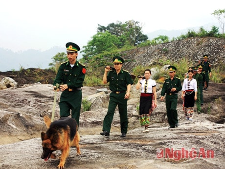 BĐBP Nghệ An cùng dân quân địa phương tuần tra, bảo vệ biên giới