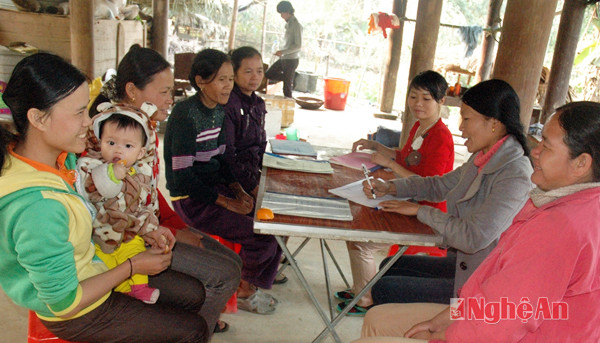 Đại diện Hội Phụ nữ thôn Nam Đình, xã Chi Khê tuyên truyền chính sách pháp luật cho chị em.