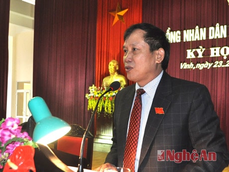 Phó Chủ tịch UBND thành phố Vinh Nguyễn Trung Châu giải trình và trả lời chất vấn tại kỳ họp về vấn đề văn hóa - xã hội.