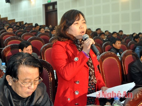 Đại biểu Nguyễn Thị Lan Anh chất vấn về trật tự đô thị.