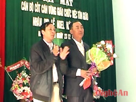 Lãnh đạo xã Nghĩa Thuận tặng quà ông Nguyễn Phong Lưu - Giáo họ Tân Cát (TX Thái Hòa). Ảnh: Quang Huy (Đài Thái Hòa)