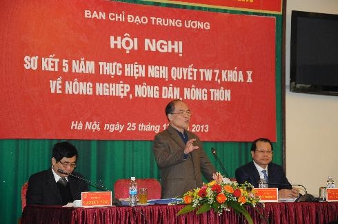 Chủ tịch Quốc hội Nguyễn Sinh Hùng, Phó Thủ tướng Chính phủ Vũ Văn Ninh và Bộ trưởng Bộ NN-PTNT Cao Đức Phát cùng chủ trì hội nghị.