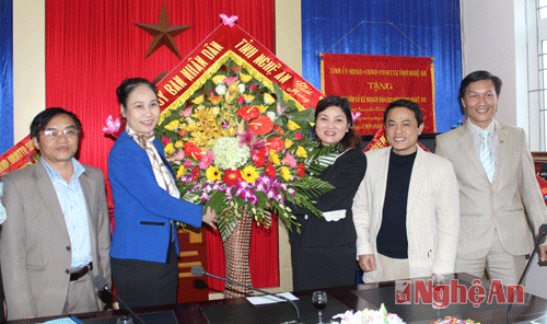 Đồng chí Đinh Thị Lệ Thanh tặng hoa, chúc mừng lãnh đạo, cán bộ Chi cục DS-KHHGĐ tỉnh