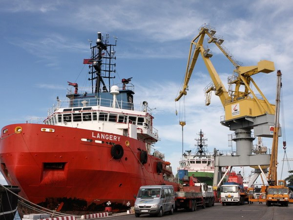 Bốc xếp hàng hóa tại cảng Vietsovpetro. Ảnh: TTXVN