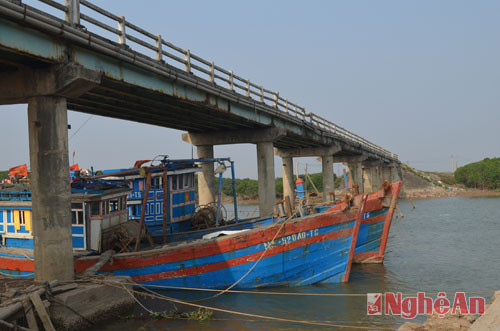 Cầu Diễn Kim bắc qua lạch Diễn Kim, nằm trên con đường huyết mạch từ quốc lộ 1A đoạn qua các xã Diễn Bích, Diễn Kim của huyện Diễn Châu.