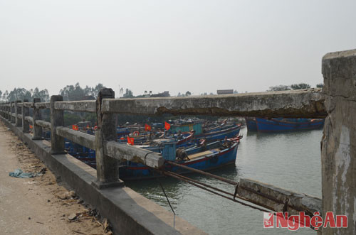 Phía trên thành cầu có hai dãy lan can bằng bê tông. Hầu hết các đoạn lan can đều đã bị bong tróc, trơ lõi thép đen thui.