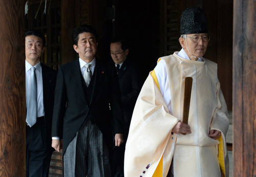 Thủ tướng Nhật Bản Shinzo Abe tại đền Yasukuni sáng 25/12. Ảnh: AFP