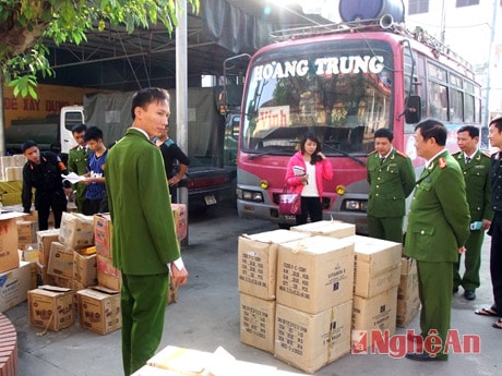 Cảnh sát Cơ động bắt vụ vận chuyển hàng lậu.