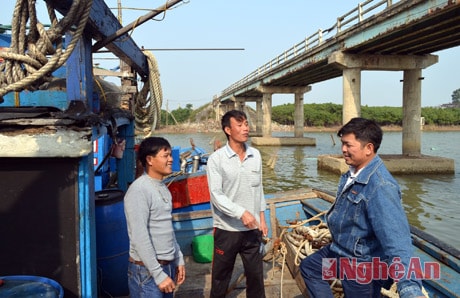 Các chủ tàu thuyền ở xã Diễn Bích, huyện Diễn Châu trao đổi về hoạt động của Nghiệp đoàn nghề cá