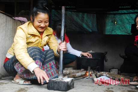 Mế Quyết ở bản Piềng Văn làm món canh ột