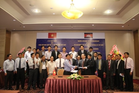 Hai bên bàn giao biên bản ký kết