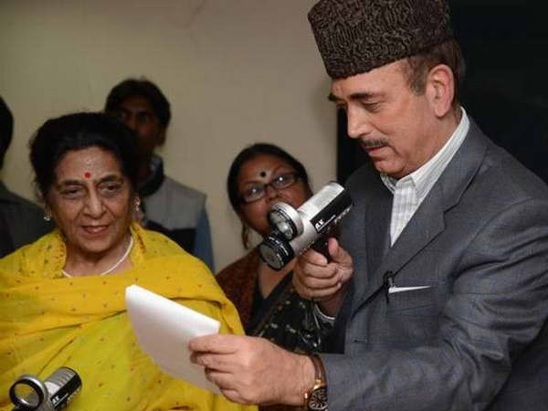 Bộ trưởng Y tế và Phúc lợi gia đình Ấn Độ Ghulam Nabi Azad giới thiệu thiết bị AV Magnivisualize tại New Delhi hôm 23/12. (Nguồn: The Hindu)