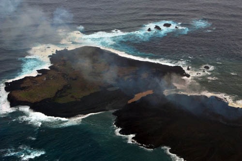 Hòn đảo hình thành do núi lửa phun trào (phải) và đảo Nishino-shima (trái). Ảnh: AFP