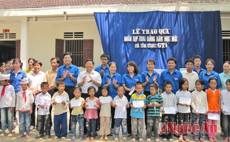 Tặng quà cho các em học sinh tại xã Thanh Tiên (Thanh Chương)