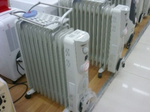 Các thiết bị sưởi dầu được bày bán khá nhiều tại các siêu thị điện máy.