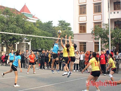 Một pha trong trận đấu bóng chuyền nữ giữa Đội Nghĩa Đàn và Đội Diễn Châu