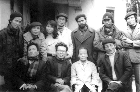 Phan Hồng Khánh (hàng đứng, thứ 3 phải sang) chụp năm 1984 với các văn nghệ sỹ Nghệ An. Ảnh:Tư Liệu