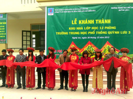Lễ cắt băng khánh thành nhà học 3 tầng, Trường THPT Quỳnh Lưu.
