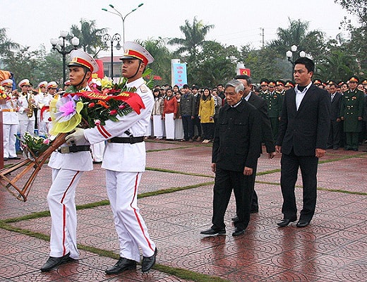 Nguyên Tổng Bí thư Lê Khả Phiêu dâng hoa tưởng niệm Đại tướng Nguyễn Chí Thanh.