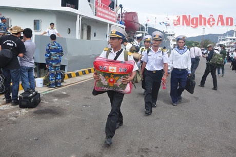 Nhiều sỹ quan trẻ cũng ra nhận nhiệm vụ Trường sa vào dịp cuối năm này