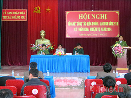 Đại tá Nguyễn Hữu Cầu, Phó Giám đốc Công an tỉnh phát biểu tại hội nghị.