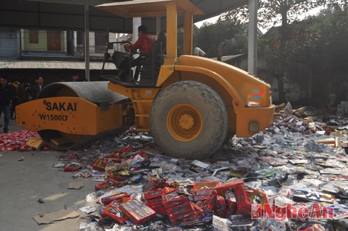 Tiêu hủy hàng giả, hàng lậu tạo điều kiện để phát triển sản xuất, bảo vệ quyền lợi người tiêu dùng