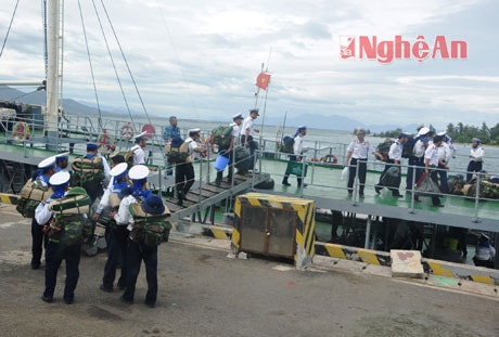 Các chiến sỹ hải quân trẻ lên tàu HQ 936