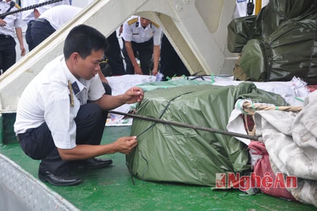 Cẩn thận bao bọc thực phẩm mang ra đảo